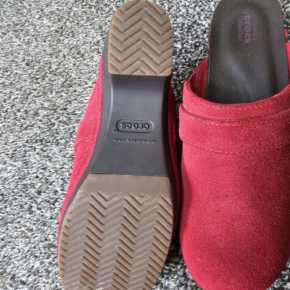 Crocs Women’s Sarah Red Suede Slip On Clogs sz 5 - Picture 4 of 4